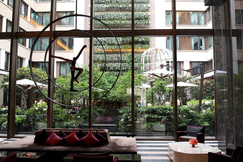 Come, come on in off Rue Saint Honoré. We're in the lobby of Mandarin Oriental Paris<br/>